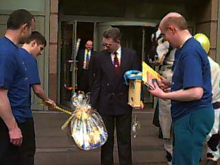 Iain Begg, Nick Mailer, horse and Alastair Scott admire the basket of fruit